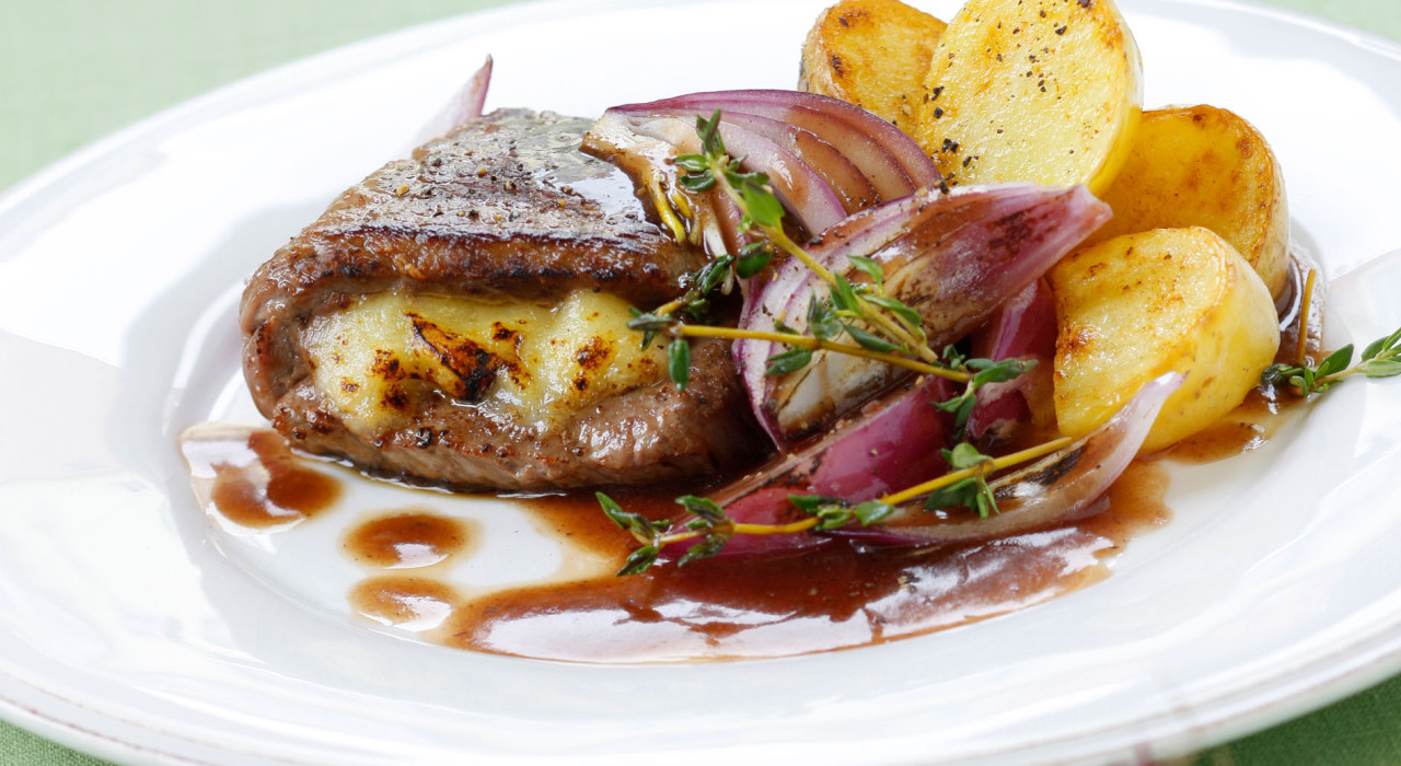 Gefüllte Rindsschnitzel mit Rotwein-Zwiebelsauce